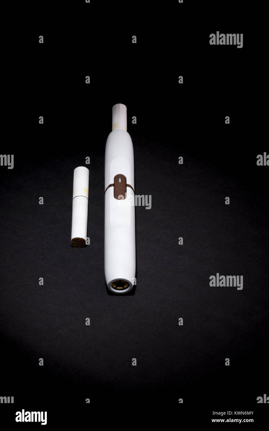 Nuovissimo le sigarette elettroniche, riscaldamento sistema di tabacco IQOS, fumo, bianco isolato su sfondo nero Foto Stock
