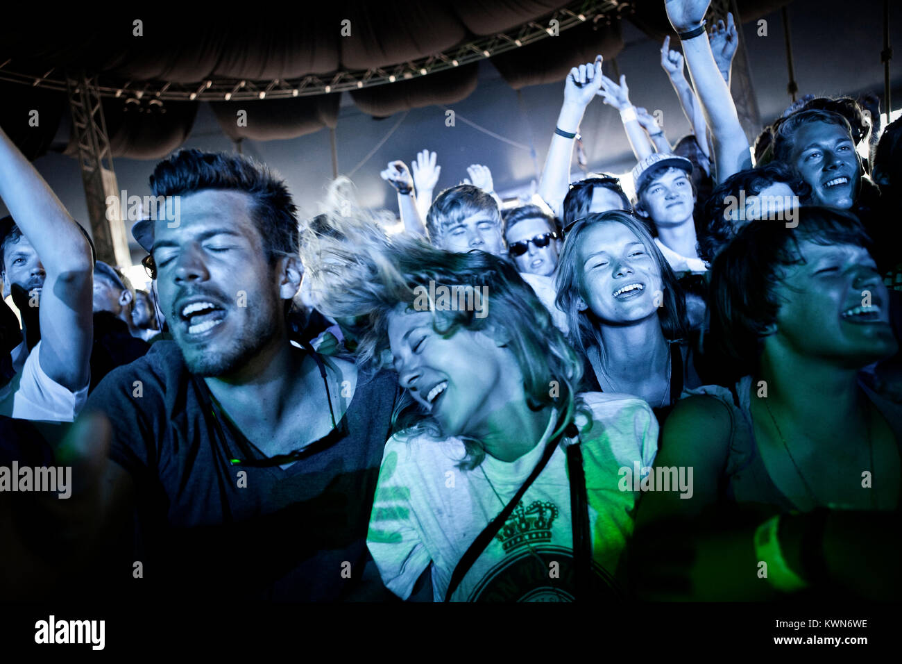 Una giovane coppia è di avere un buon tempo in un altro grande concerto al Festival di Roskilde. Danimarca 2011. Foto Stock