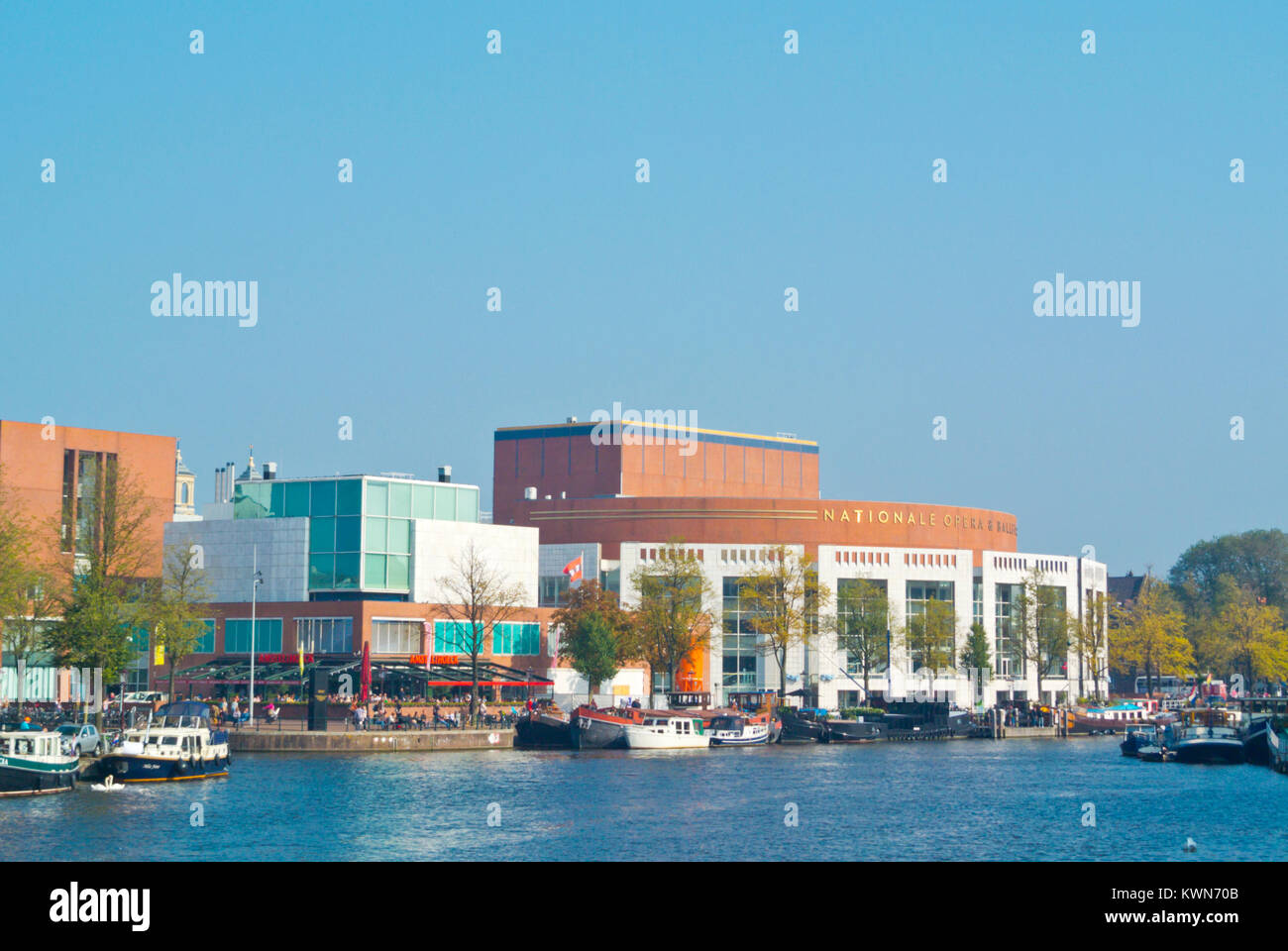 Nationale Opera e Balletto, dal fiume Amstel, Waterlooplein, Amsterdam, Paesi Bassi Foto Stock