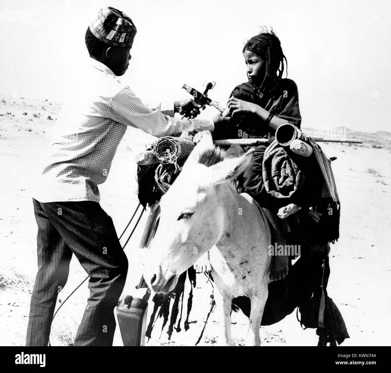 Questa tribù nomadi Tuareg ragazza sta ricevendo una vaccinazione di vaiolo nel Mali, in Africa occidentale, 1967. Immagine cortesia CDC. Foto Stock