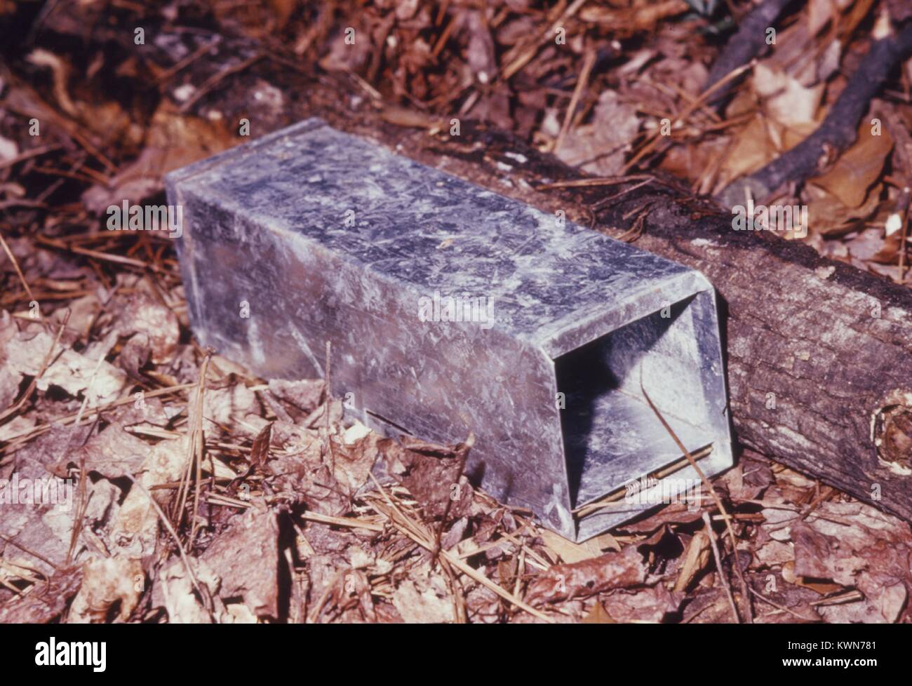 Questo è un alluminio Sherman trappola, che è stato usato per catturare gli animali vivono durante un 1974 arboviral studio, 1974. Il controllo degli animali è importante per il controllo degli artropodi-borne virus. Animali, come gli esseri umani possono essere infettati con arbovirus trasmessi quando essi sono morso di zanzara infetta i vettori. Immagine cortesia CDC. Foto Stock