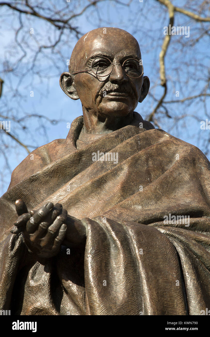 Statua del Mahatma Gandhi in piazza del Parlamento a Londra, Inghilterra. Gandhi (1869 - 1948) era un leader in India la lotta per l' indipendenza. Foto Stock