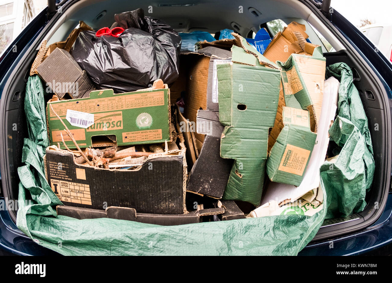 Rifiuti domestici nella parte posteriore della zona di carico della famiglia station wagon pronto per il riciclaggio. [Nota. Lieve lente fish-eye distorsione applicato nella fase di post-trattamento] Foto Stock