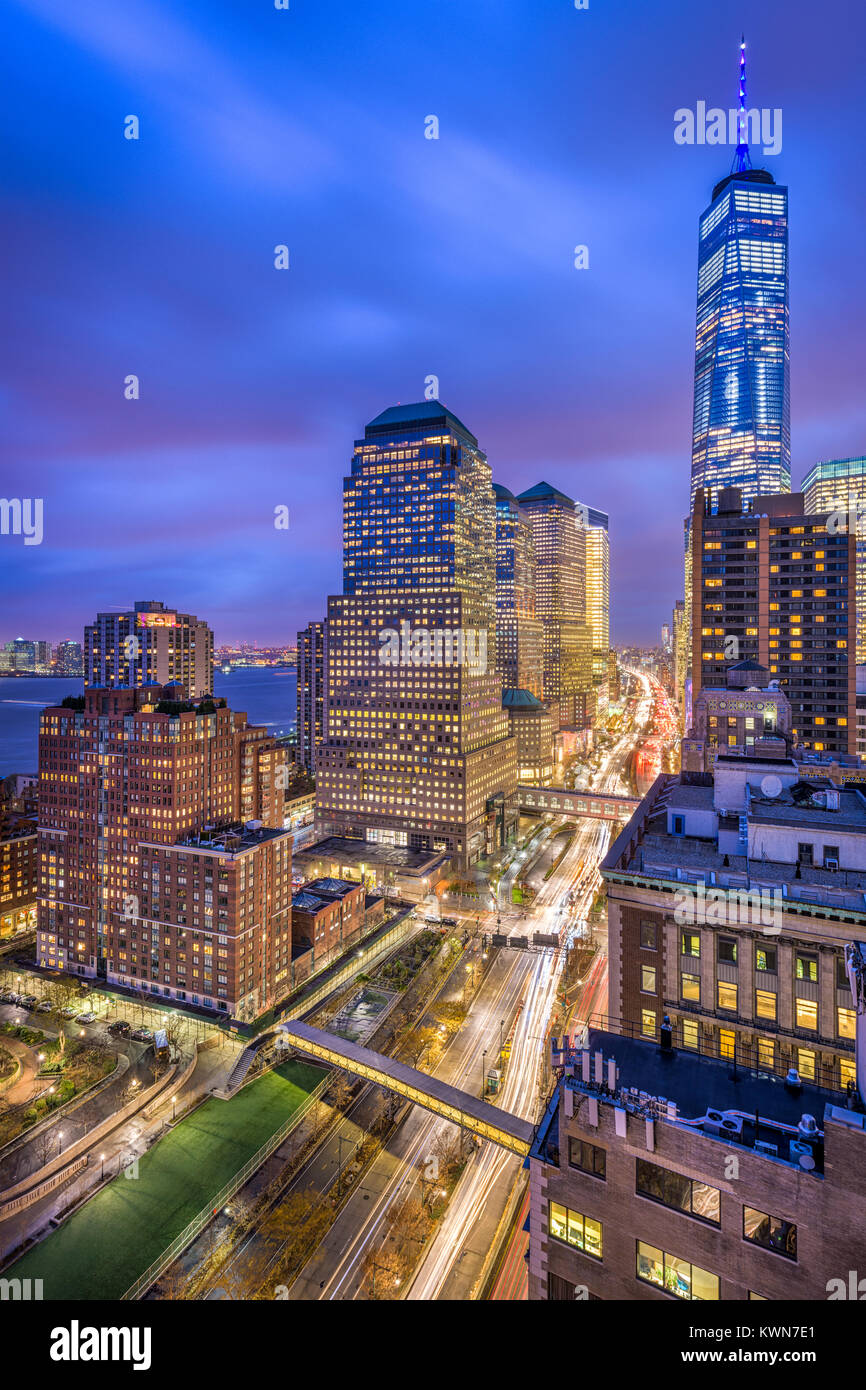 New York City cityscape oltre la West Side Highway in Lower Manhattan. Foto Stock