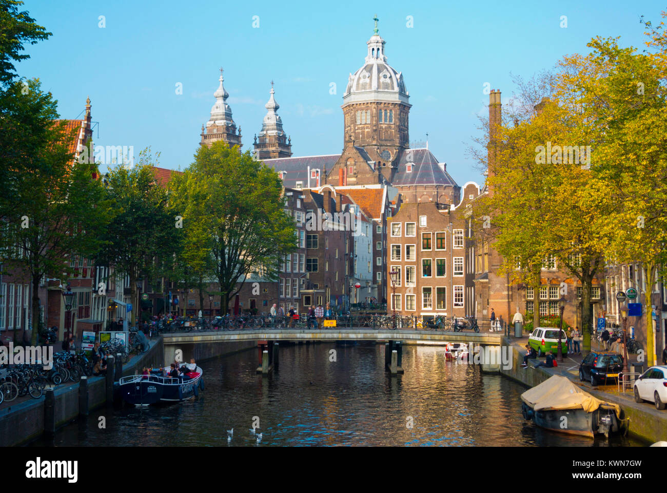 Oudezijds Voorburgwal canal, il quartiere a luci rosse di Amsterdam, Paesi Bassi Foto Stock