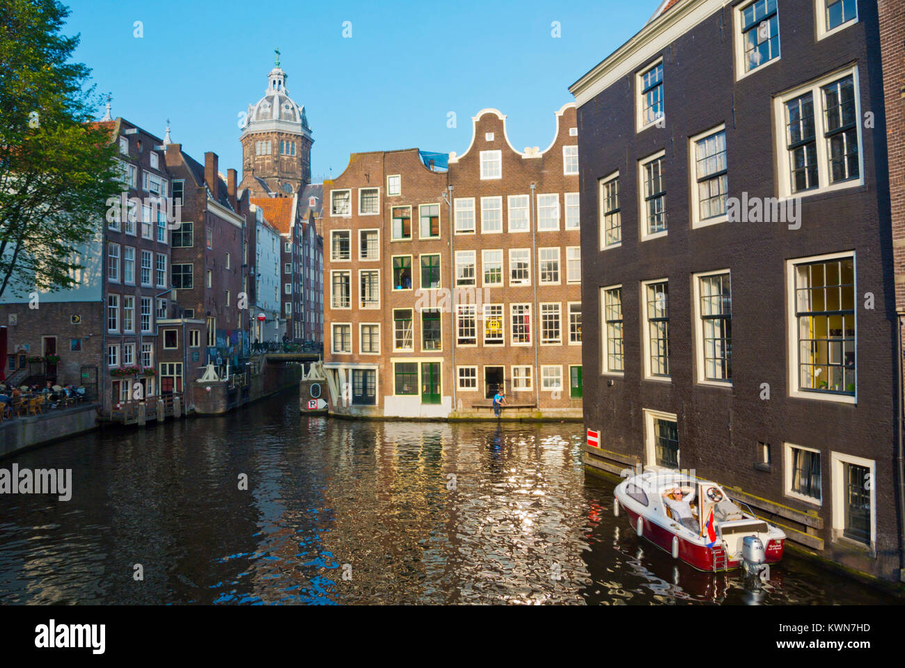 Oudezijds Achterburgwal canal, con la chiesa di San Nicola, il quartiere a luci rosse di Amsterdam, Paesi Bassi Foto Stock