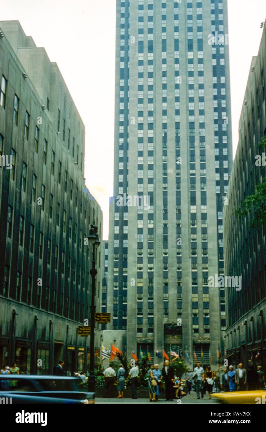 Turisti si riuniscono al di fuori 30 Rockefeller Plaza, ora noto come la costruzione di GE, uno stile Art Deco grattacielo a Midtown Manhattan, al Rockefeller Center di New York, New York, 1965. Foto Stock