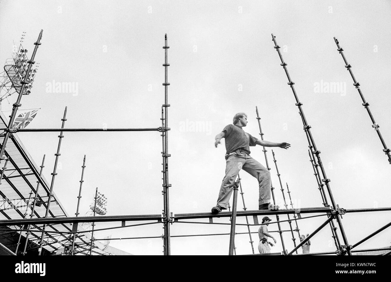Edwin Shirley Staging equipaggio la costruzione di uno stadio di Wembley Stadium di Jean Michel Jarre concert tour, Europa in concerto a Londra, 26 - 28 agosto 1993 Foto Stock