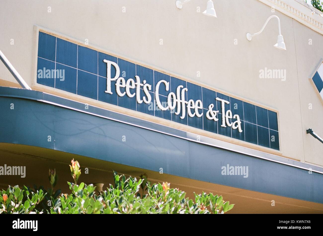 Segnaletica per il cafe Peet's caffè e tè in San Francisco Bay Area Cittadina di Danville, California, luglio 2017. Foto Stock