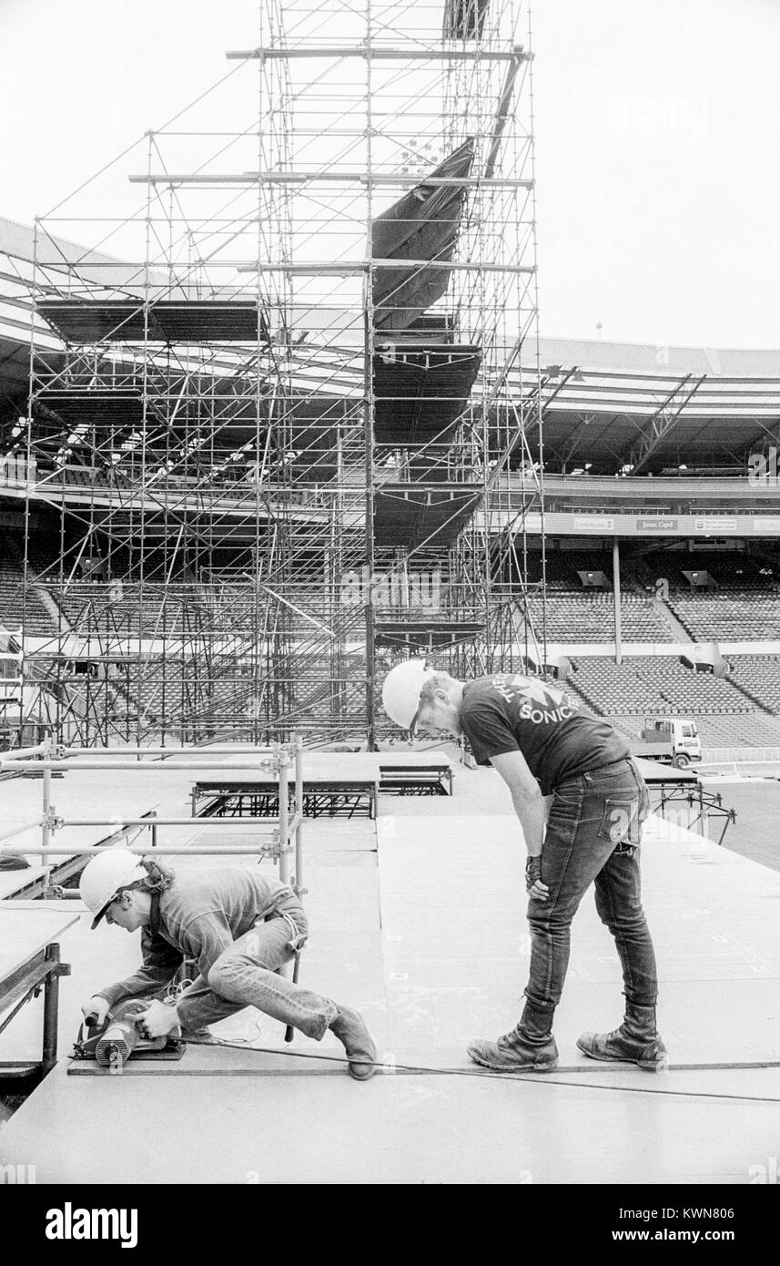 Edwin Shirley Staging equipaggio la costruzione di uno stadio di Wembley Stadium di Jean Michel Jarre concert tour, Europa in concerto a Londra, 26 - 28 agosto 1993 Foto Stock