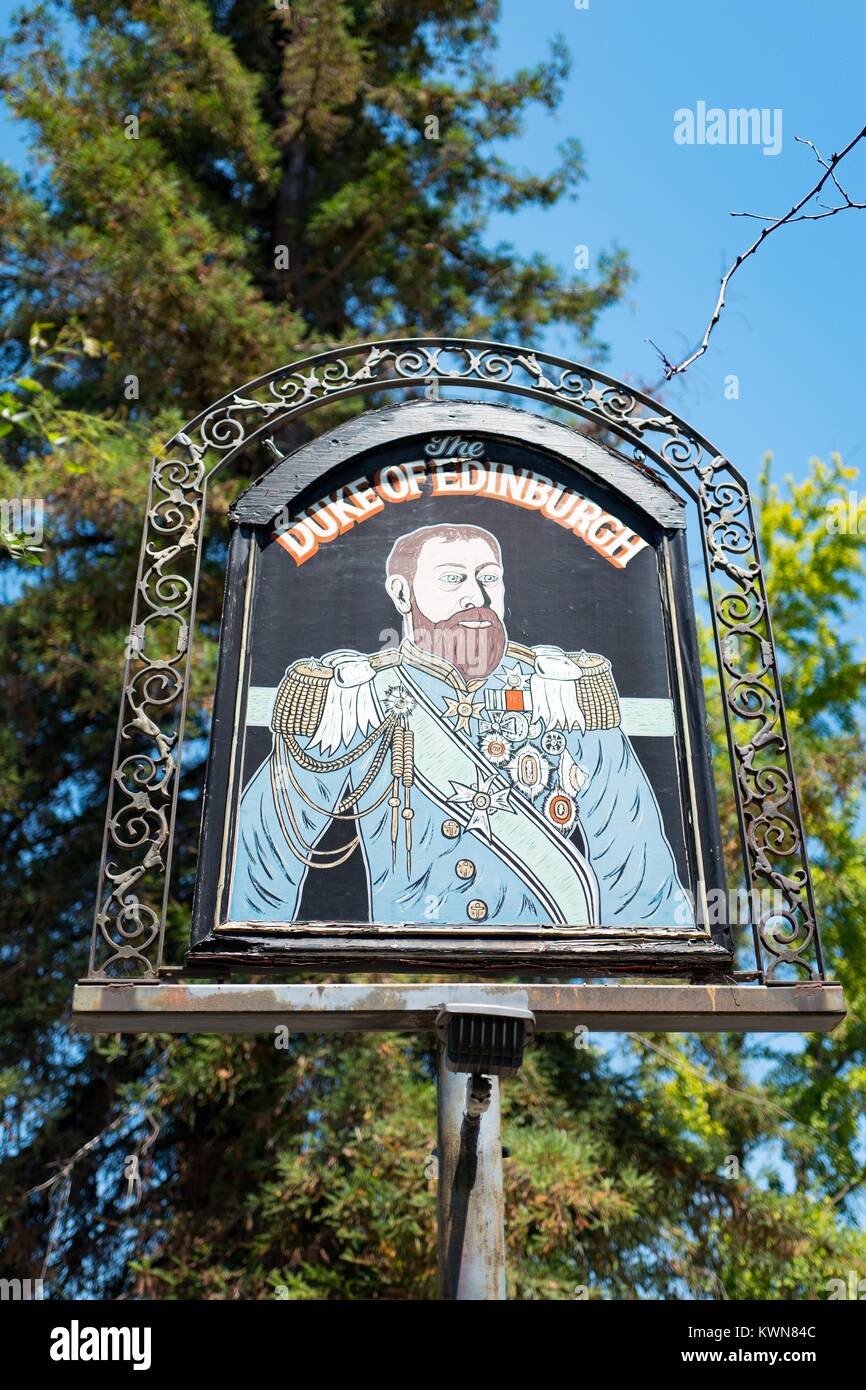 Segnaletica per il Duca di Edimburgo, un classico britannico in stile pub ristorante situato di fronte Wolfe Street da Apple Park, colloquialmente noto come 'l'astronave', la nuova sede di Apple Inc nella Silicon Valley Town di Cupertino, California, 25 luglio 2017. Poiché Apple ha infatti annunciato la sua nuova sede, commercial real estate prezzi vicino alla sede del sito hanno aumentato drasticamente e molti nuovi sviluppi sono state pianificate. Foto Stock