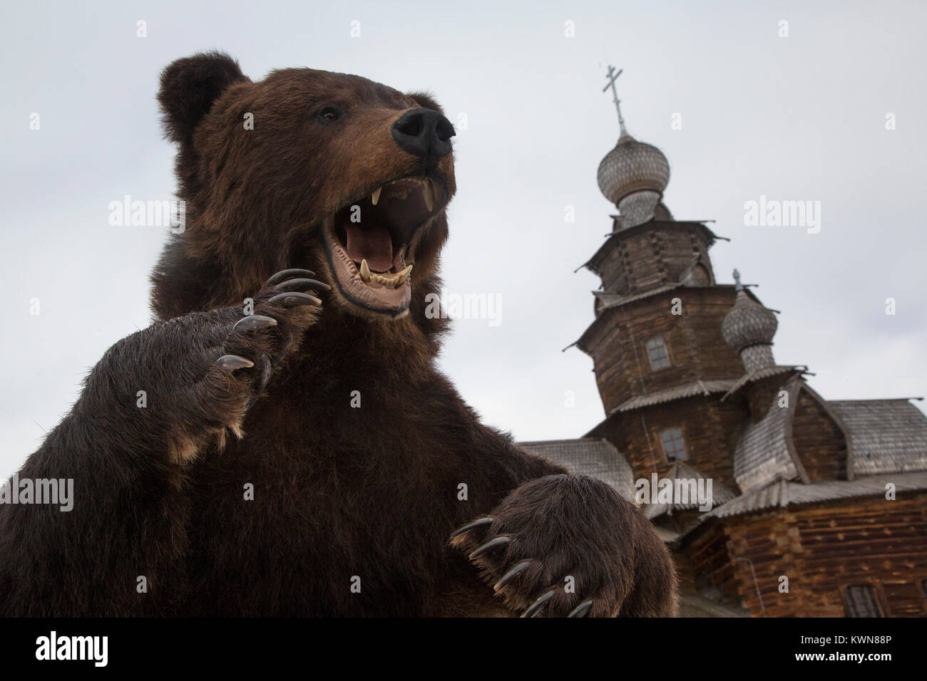 Un orso ripiene sorge su una piazza cittadina durante una festività nazionale, Russia Foto Stock