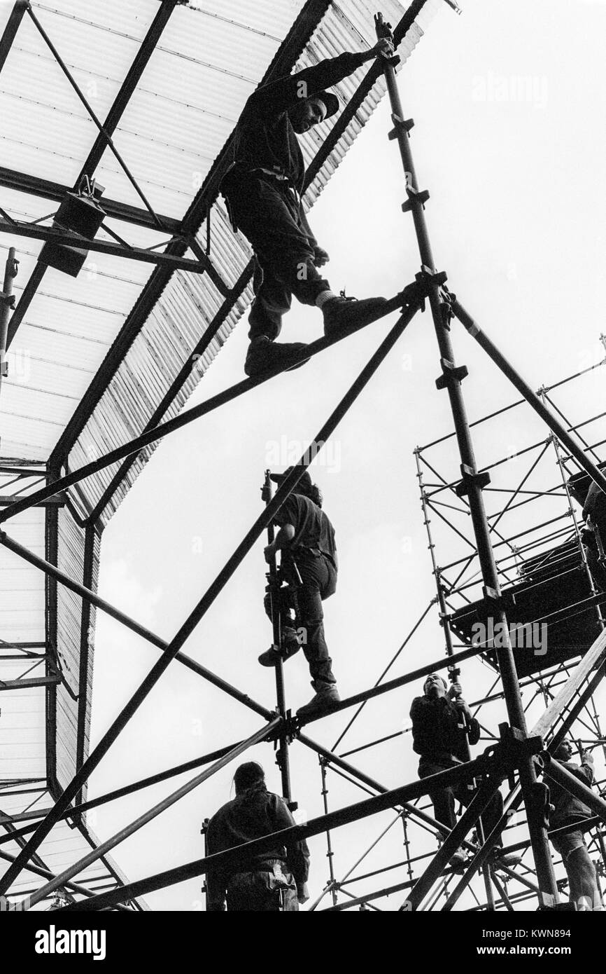 Edwin Shirley Staging equipaggio la costruzione di uno stadio di Wembley Stadium di Jean Michel Jarre concert tour, Europa in concerto a Londra, 26 - 28 agosto 1993 Foto Stock