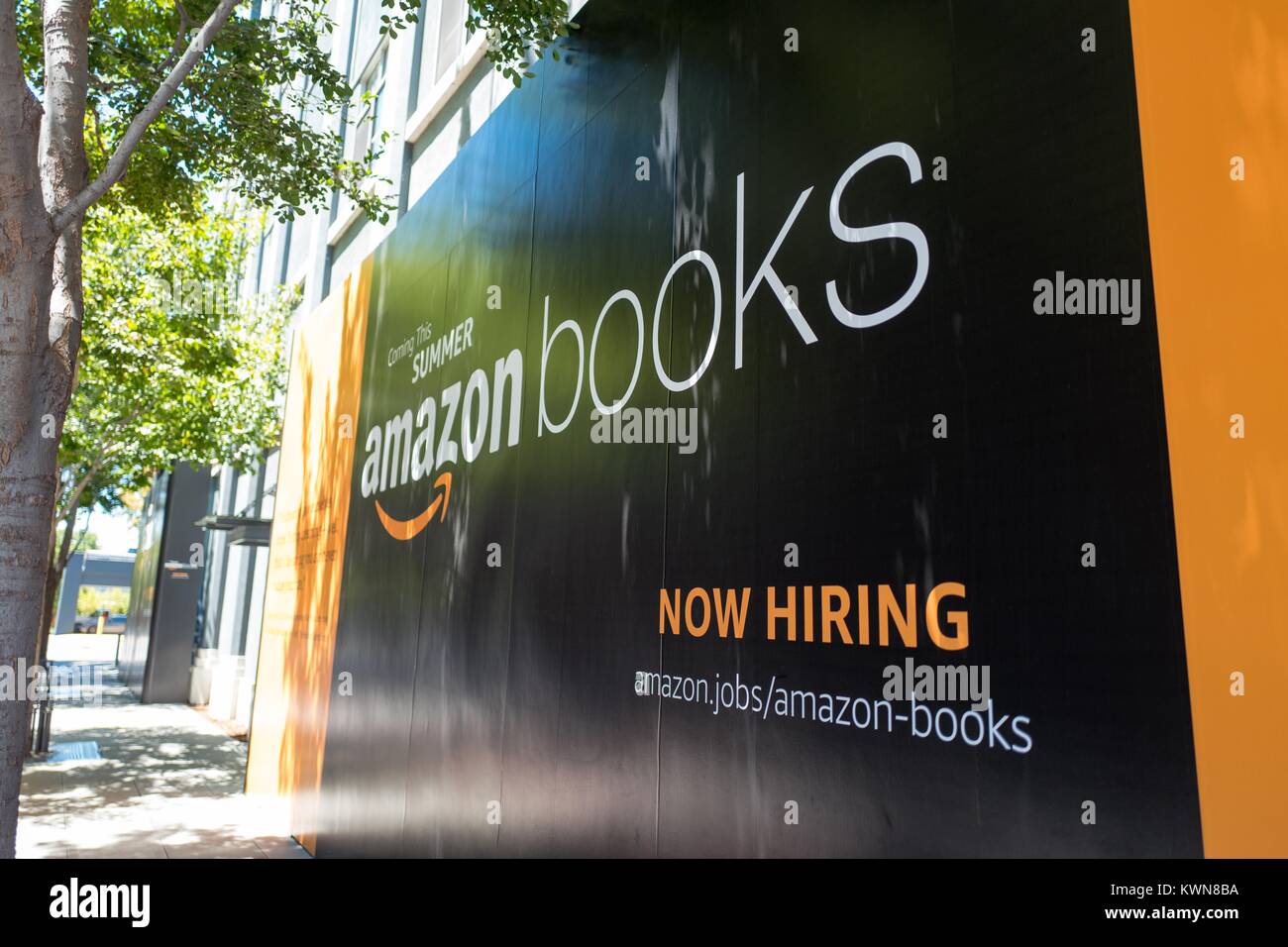 Digital Signage annunciando l apertura di un nuovo Amazon libri fisica  negozio di vendita al dettaglio a Santana Row, un centro commerciale  elegante nella Silicon Valley città di San Jose, California, 21