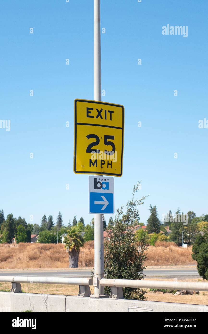 La segnaletica stradale per un uscita autostradale con un Bay Area Rapid Transit (BART) stazione di Silicon Valley Town di Fremont, California, 25 luglio 2017. Foto Stock