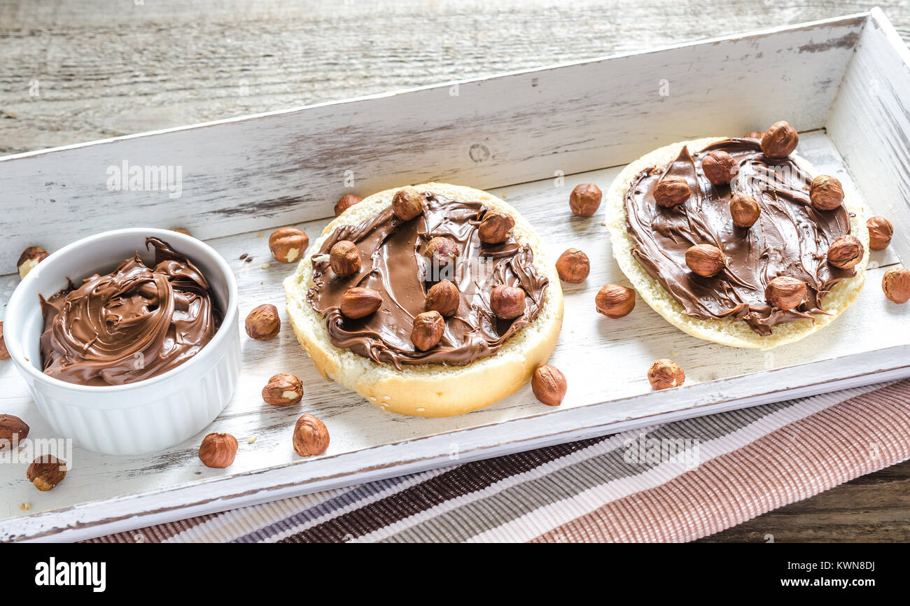 Bun fette con crema di cioccolato e noci Foto Stock