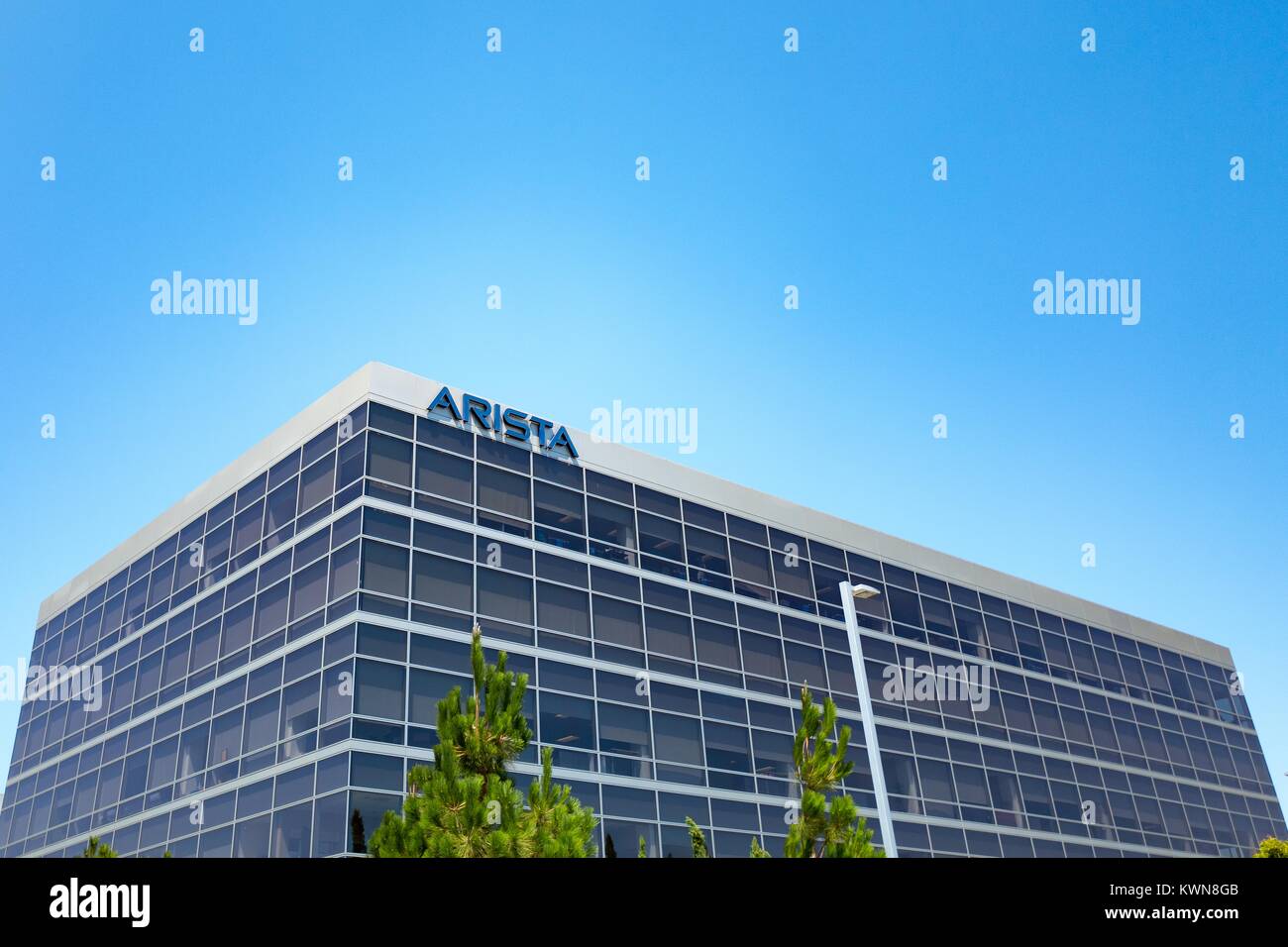 La facciata della sede centrale con logo e digital signage per il cloud networking company Arista in Silicon Valley città di Santa Clara, California, 25 luglio 2017. Foto Stock