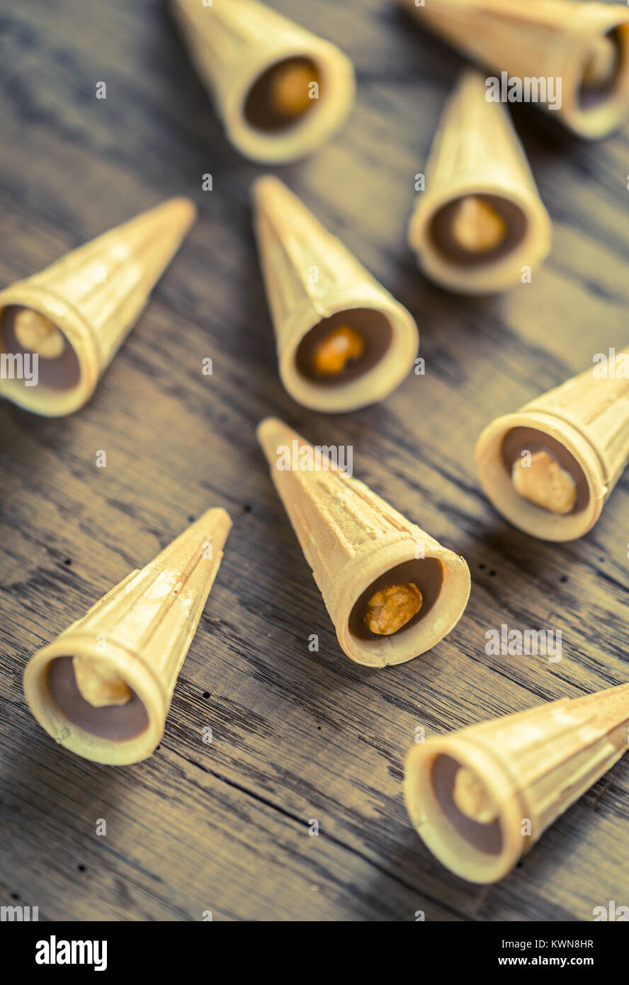 Cialde croccanti tazze con il cioccolato Foto Stock