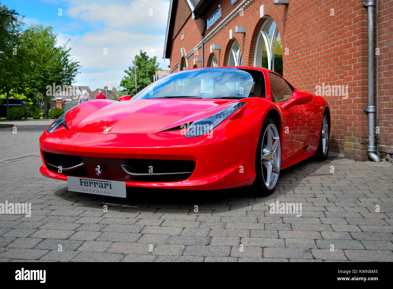 Rosso Ferrari park nel piazzale della concessionaria - New Forest Foto Stock