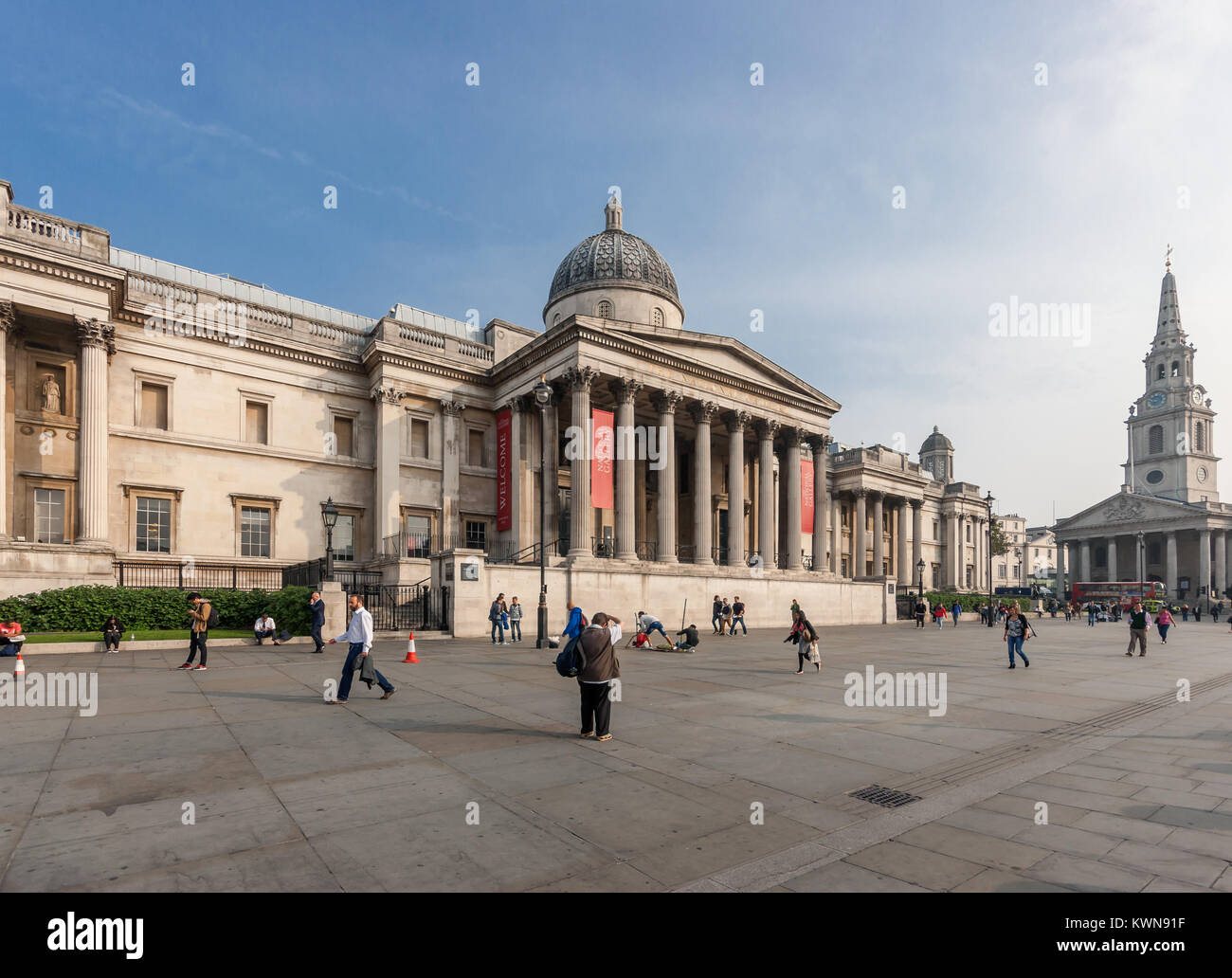 Galleria Nazionale di palazzo in Londra, facciata su Trafalgar Square da William Wilkins; 1832-8 con la chiesa di St Martin-in-the-Fields a destra Foto Stock