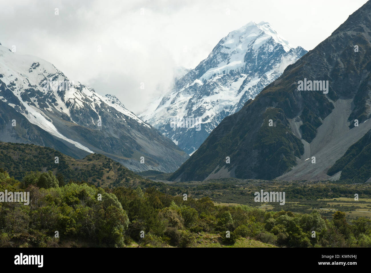 Iconico Mount Cook/Aoraki, Snow capped con Hooker Valley in primo piano. Soleggiato, cielo blu. Primavera / Estate precoce. Foto Stock