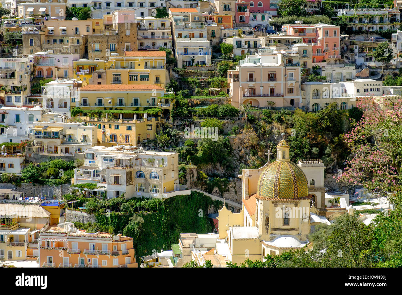 Positano sulla Costiera Amalfitana nel sole di mezzogiorno Foto Stock