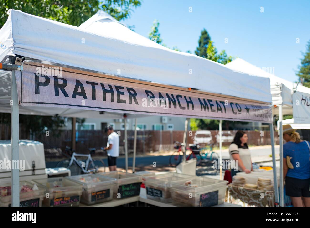 Digital Signage in stallo per Prather Ranch Società di carne, un artigiano produttore di carne a Danville mercato agricolo, un California Certified Mercato degli Agricoltori nella zona della Baia di San Francisco verso il basso di Danville, California, 29 luglio 2017. Foto Stock