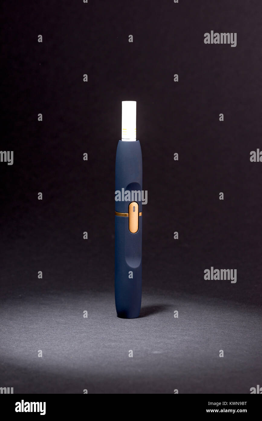 Nuovissimo le sigarette elettroniche, riscaldamento sistema di tabacco IQOS, fumatori, blu scuro isolati su sfondo nero Foto Stock