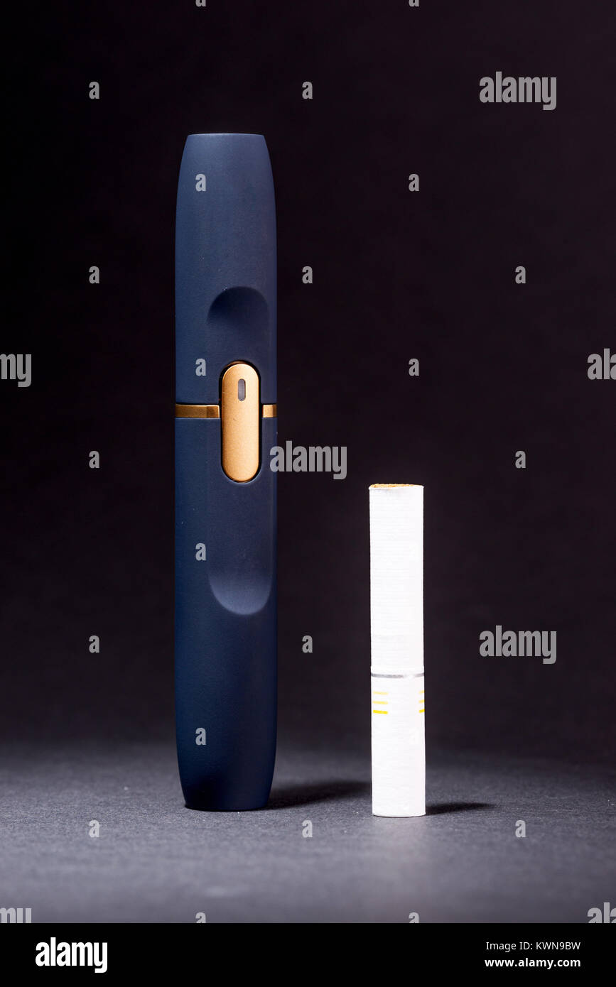 Nuovissimo le sigarette elettroniche, riscaldamento sistema di tabacco IQOS, fumatori, blu scuro isolati su sfondo nero Foto Stock