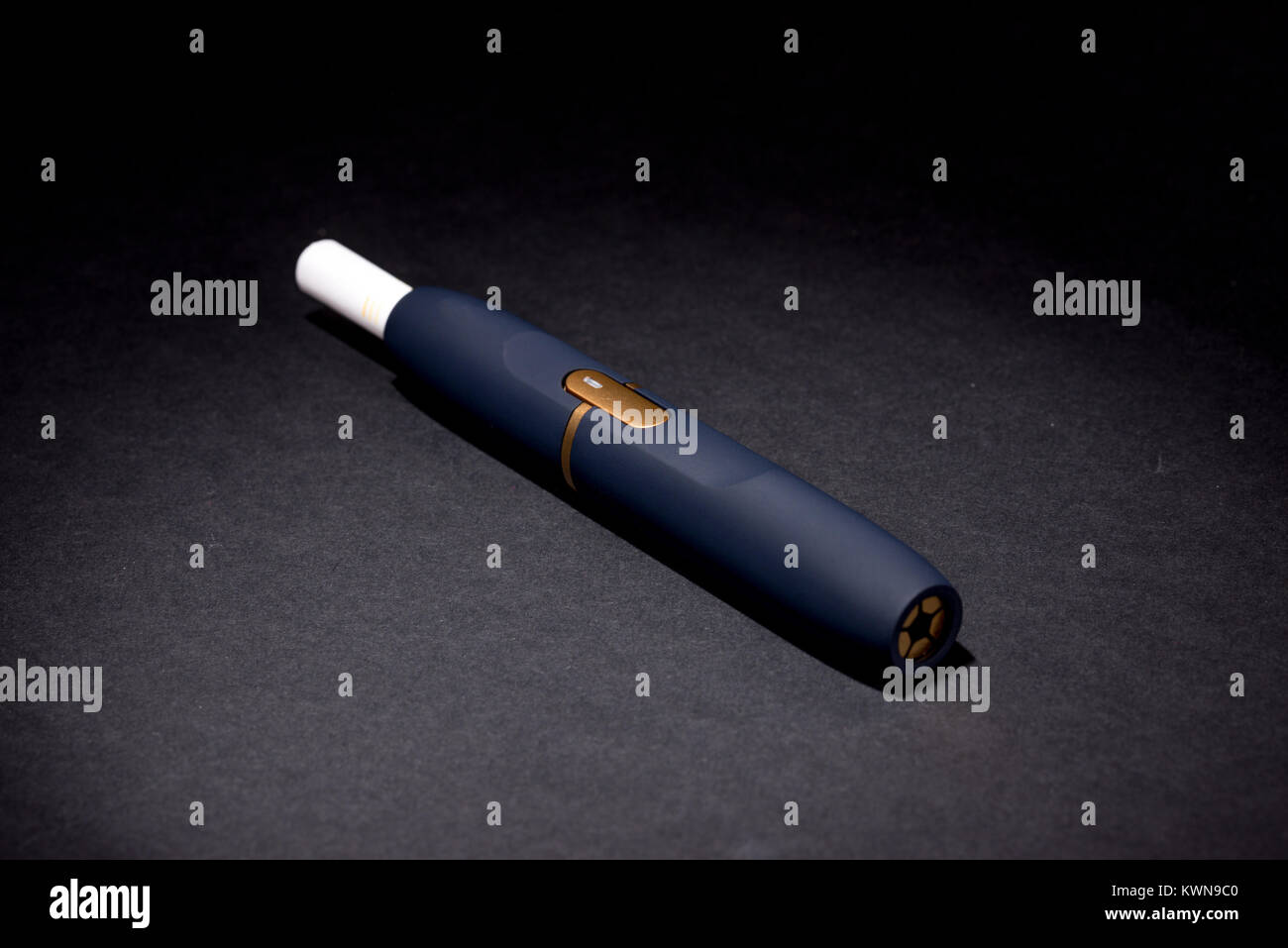 Nuovissimo le sigarette elettroniche, riscaldamento sistema di tabacco IQOS, fumatori, blu scuro isolati su sfondo nero Foto Stock