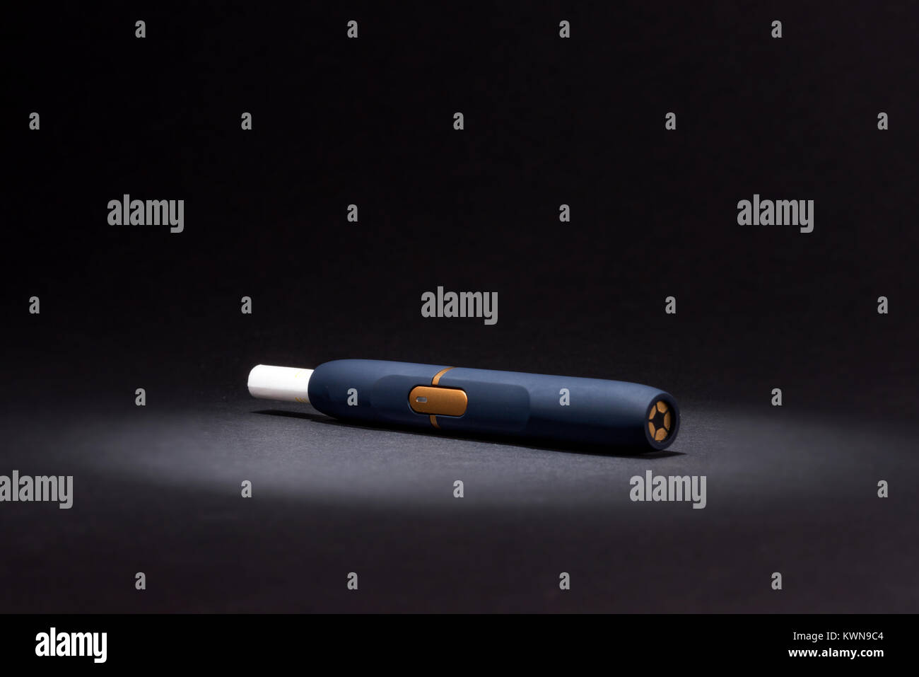 Nuovissimo le sigarette elettroniche, riscaldamento sistema di tabacco IQOS, fumatori, blu scuro isolati su sfondo nero Foto Stock