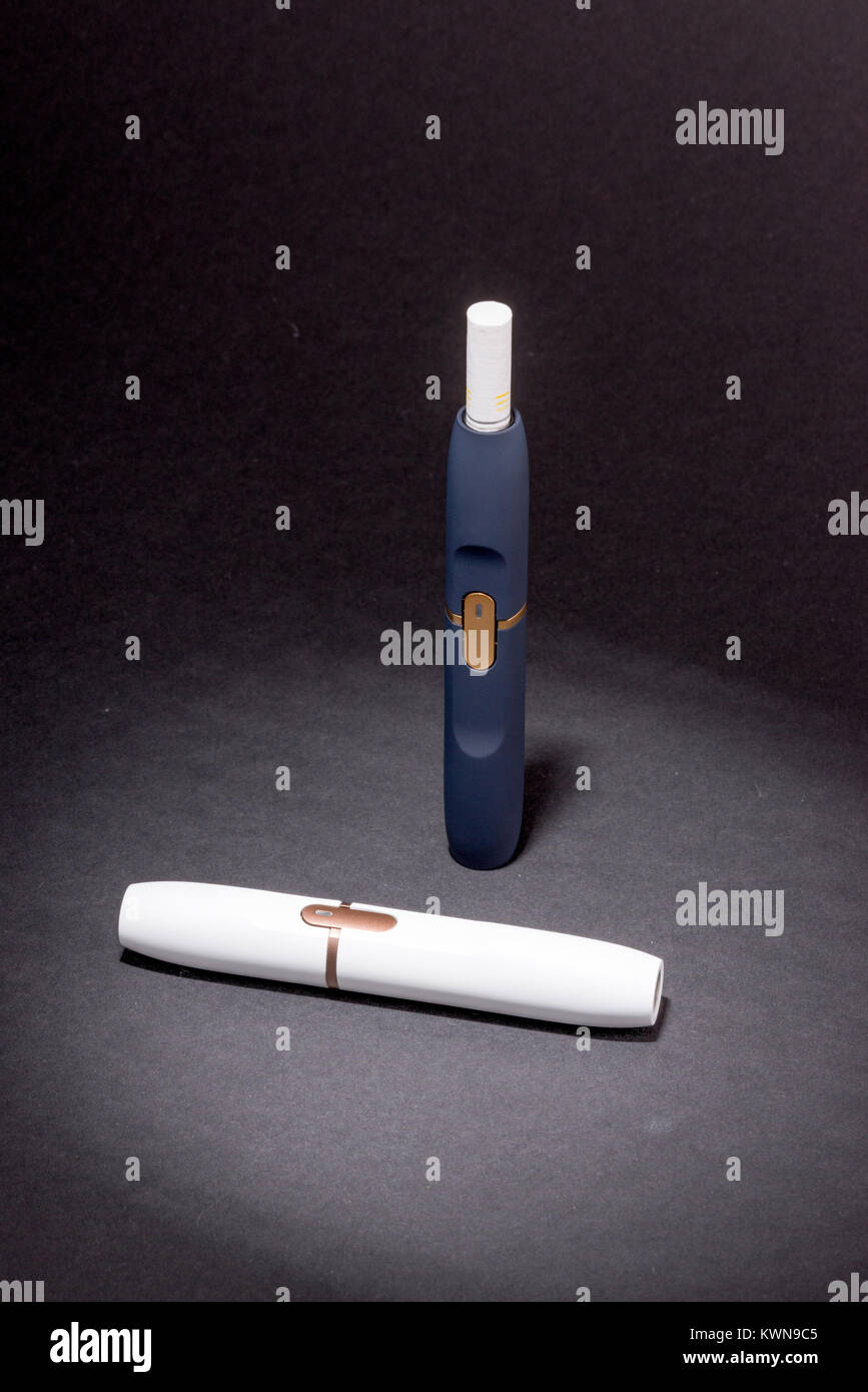 Nuovissimo le sigarette elettroniche, riscaldamento sistema di tabacco IQOS, fumo, bianco e blu scuro dispositivo isolato su sfondo nero Foto Stock