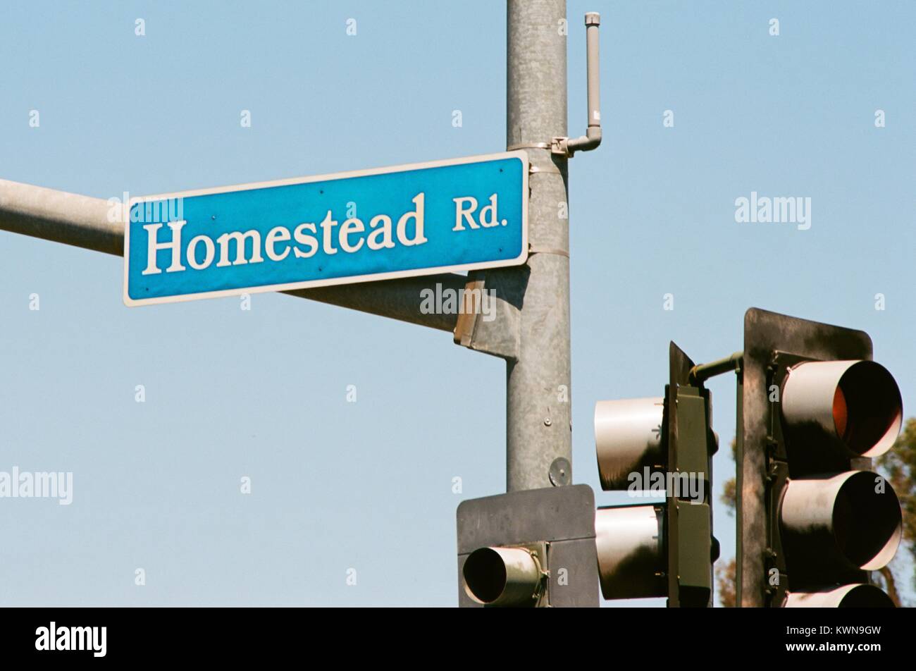 Close-up di segnaletica per Homestead Road, la strada principale che serve la Apple Park, colloquialmente noto come 'l'astronave', la nuova sede di Apple Inc nella Silicon Valley Town di Cupertino, California, 25 luglio 2017. Foto Stock