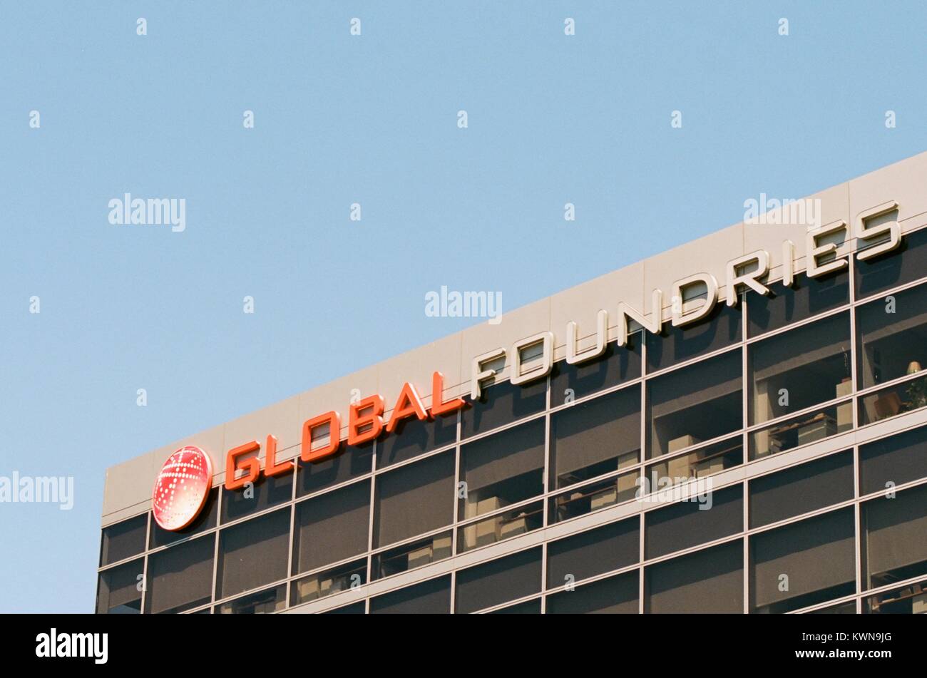 Close-up di digital signage con il logo per la tecnologia società di Global fonderie in Silicon Valley città di Santa Clara, California, 25 luglio 2017. Foto Stock