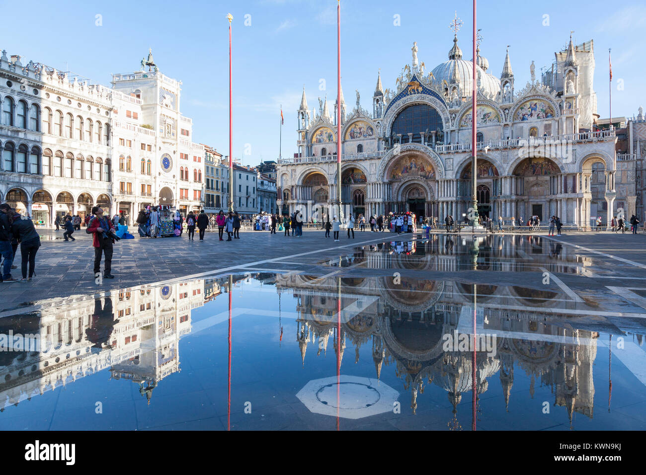Piazza San Marco e la Basilica di San Marco si riflette in Acqua Alta alta marea, Venezia, Italia in una giornata di sole in inverno Foto Stock