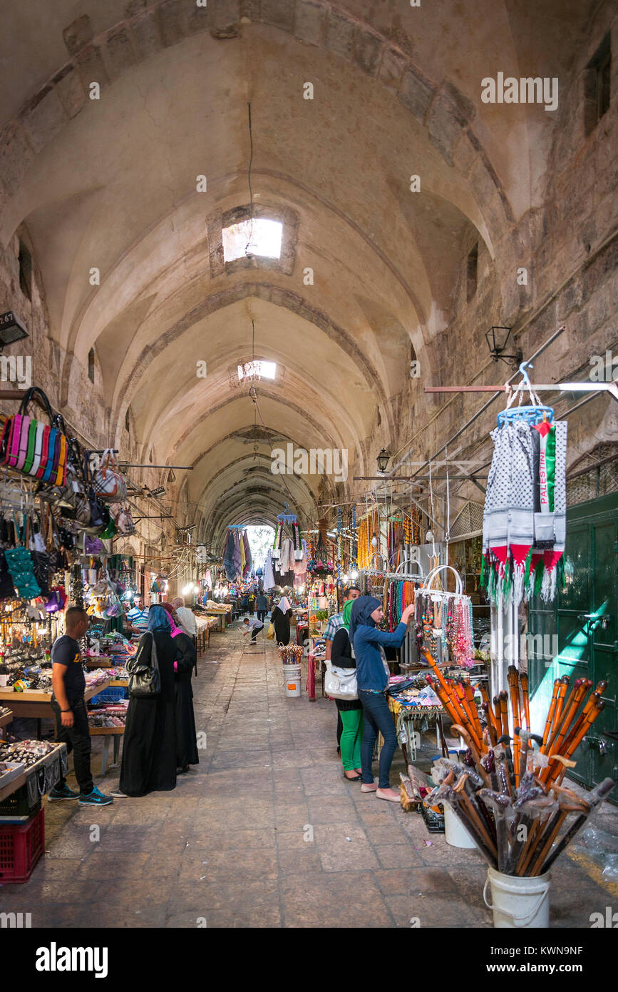 Il souk tradizionali di mercato strada dello shopping nella zona palestinese di Gerusalemme città vecchia Israele Foto Stock