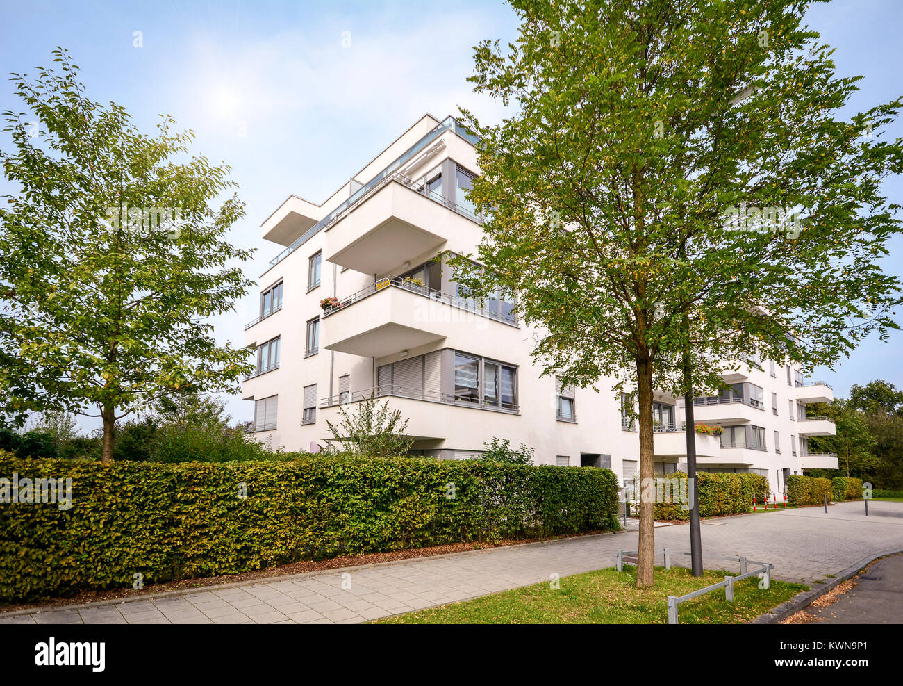 Appartamento nuovo edificio, moderno sviluppo residenziale con strutture esterne nel verde di un insediamento urbano Foto Stock