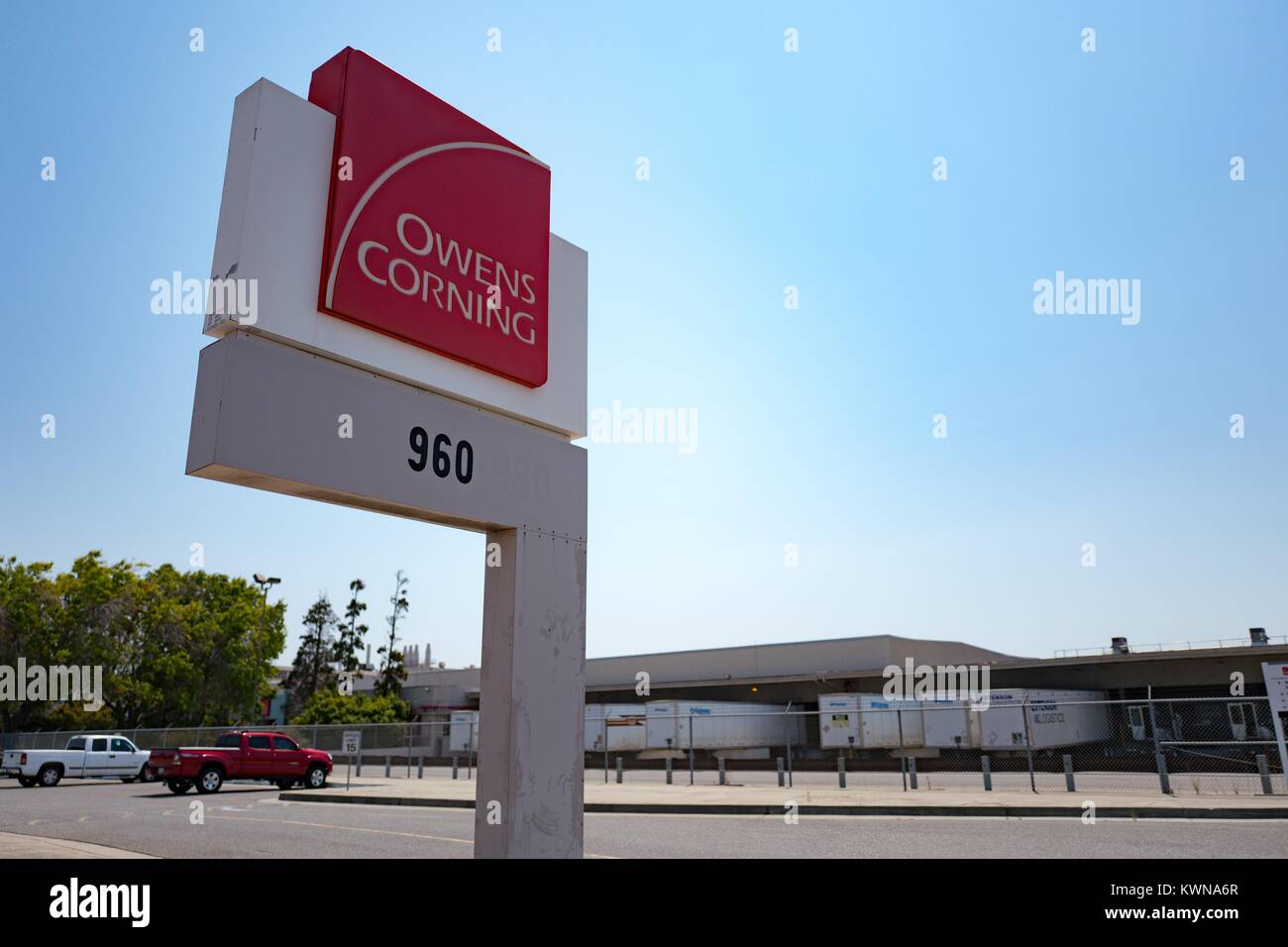 Segnaletica con il logo e i carrelli in una banchina di carico presso la Silicon Valley sede di materiali compositi fabbricante Owens Corning, Santa Clara, California, 17 August 2017. Foto Stock
