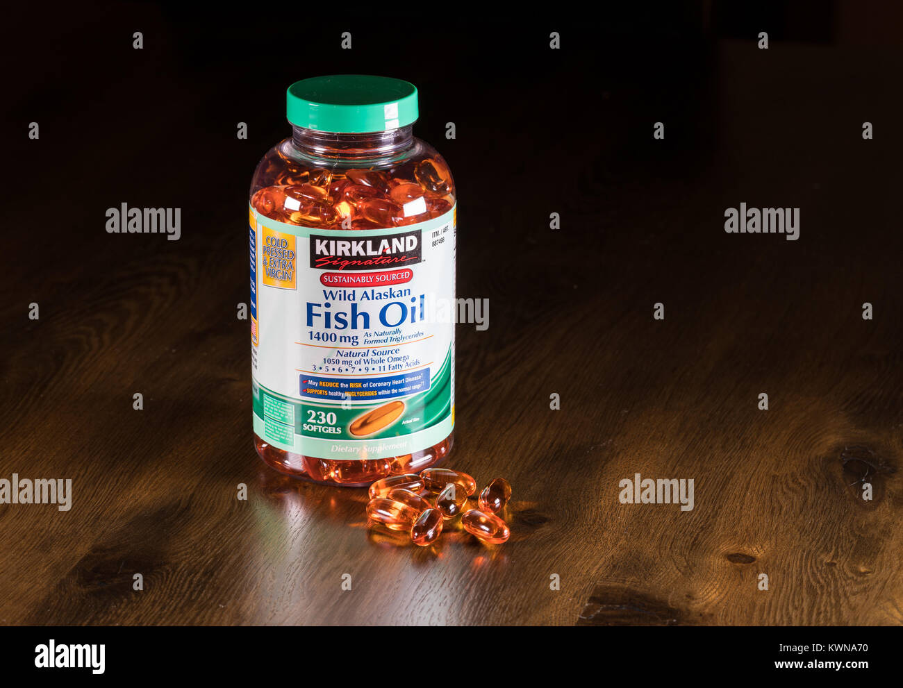 Kirkland Signature Wild Alaskan pesce bottiglia di olio Foto Stock