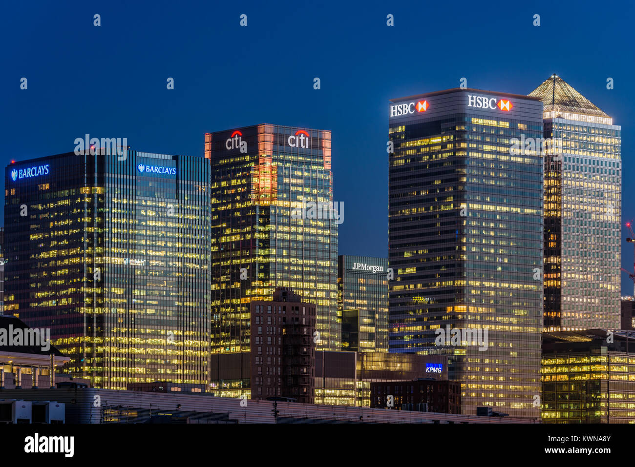 Londra, Inghilterra, Settembre 2017 - Uffici nel fulcro finanziario di Canary Wharf si illuminano dopo il tramonto. Nel telaio One Canada Square, la HSBC, CITI, Foto Stock