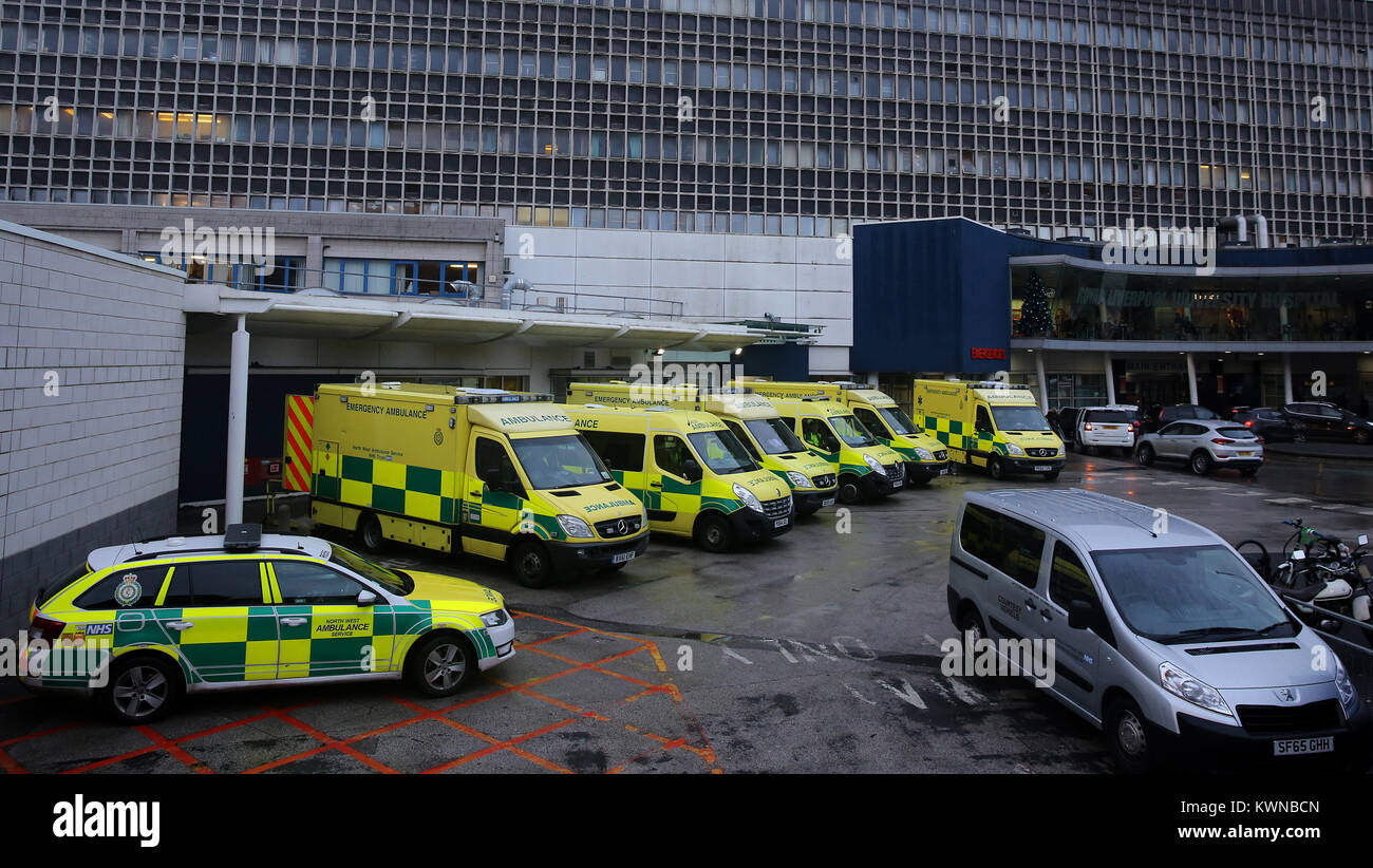 Ambulanze al di fuori del Royal Liverpool Hospital, a Liverpool, mentre i ritardi nelle ambulanze che trasportano i pazienti ai dipartimenti A&e in Inghilterra hanno raggiunto il loro più alto livello dell'inverno, nuovi dati mostrano, come gli ospedali lottano con crescente domanda per i loro servizi. Foto Stock