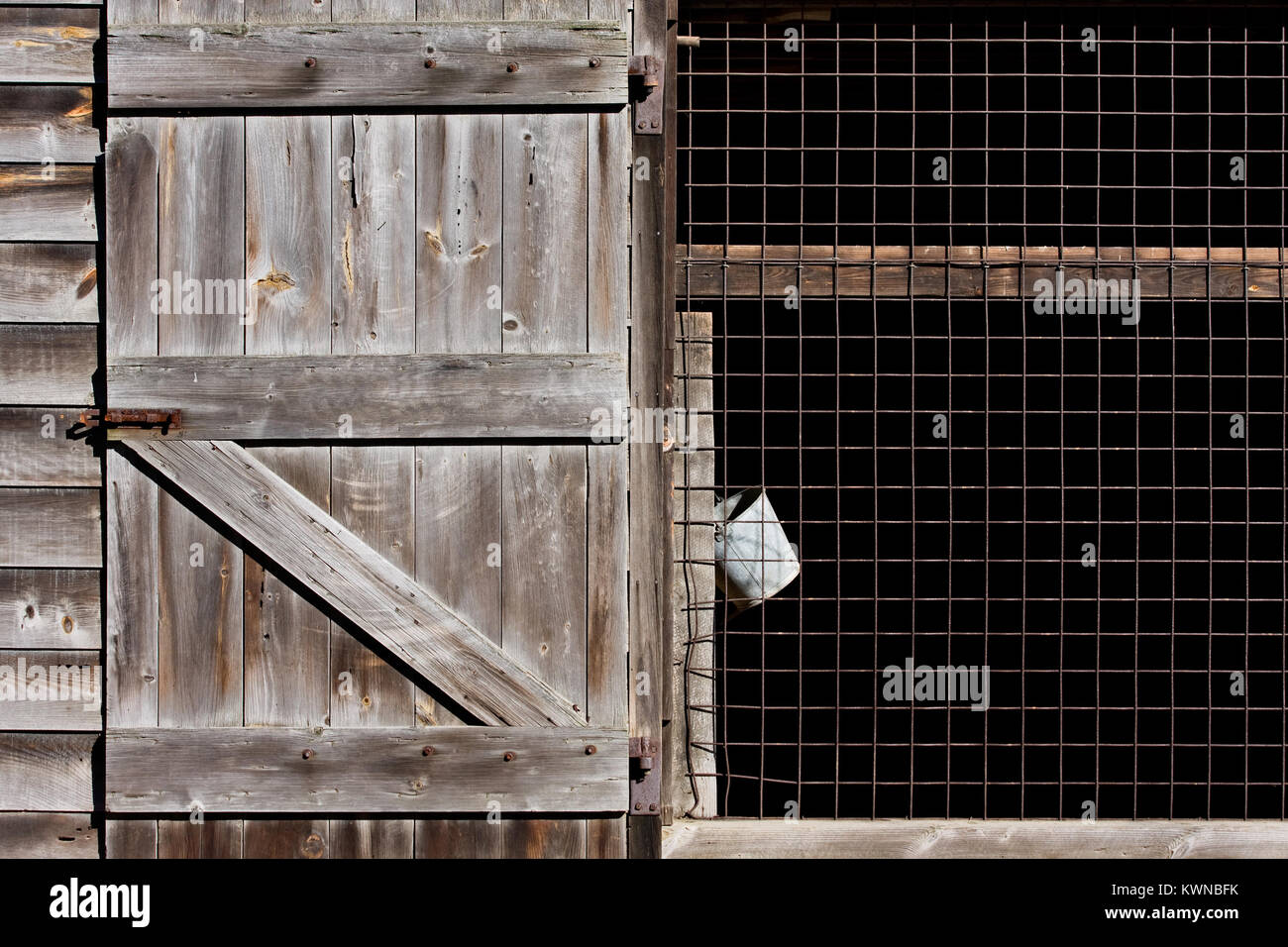 Un vecchio fienile con appeso un bucket di Allaire Village, New Jersey. Allaire villaggio era un bog industria siderurgica cittadina nel New Jersey. Foto Stock