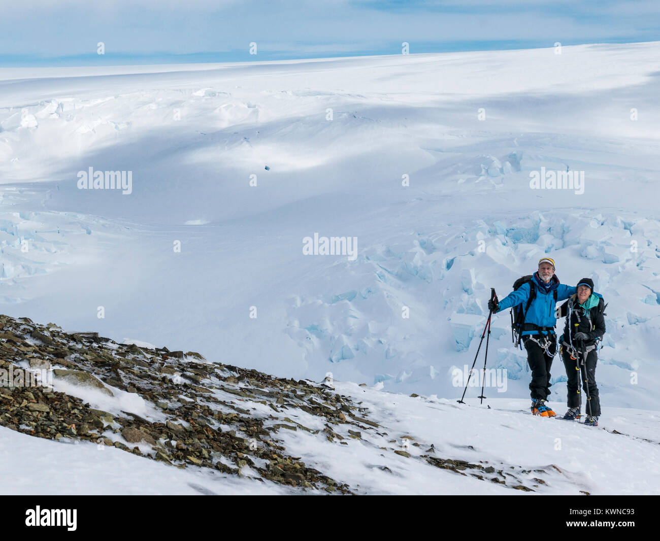 Sci alpinisti cordata insieme per la sicurezza da crepacci utilizzare pelli sintetiche sugli sci a salire in salita; Antartide Foto Stock