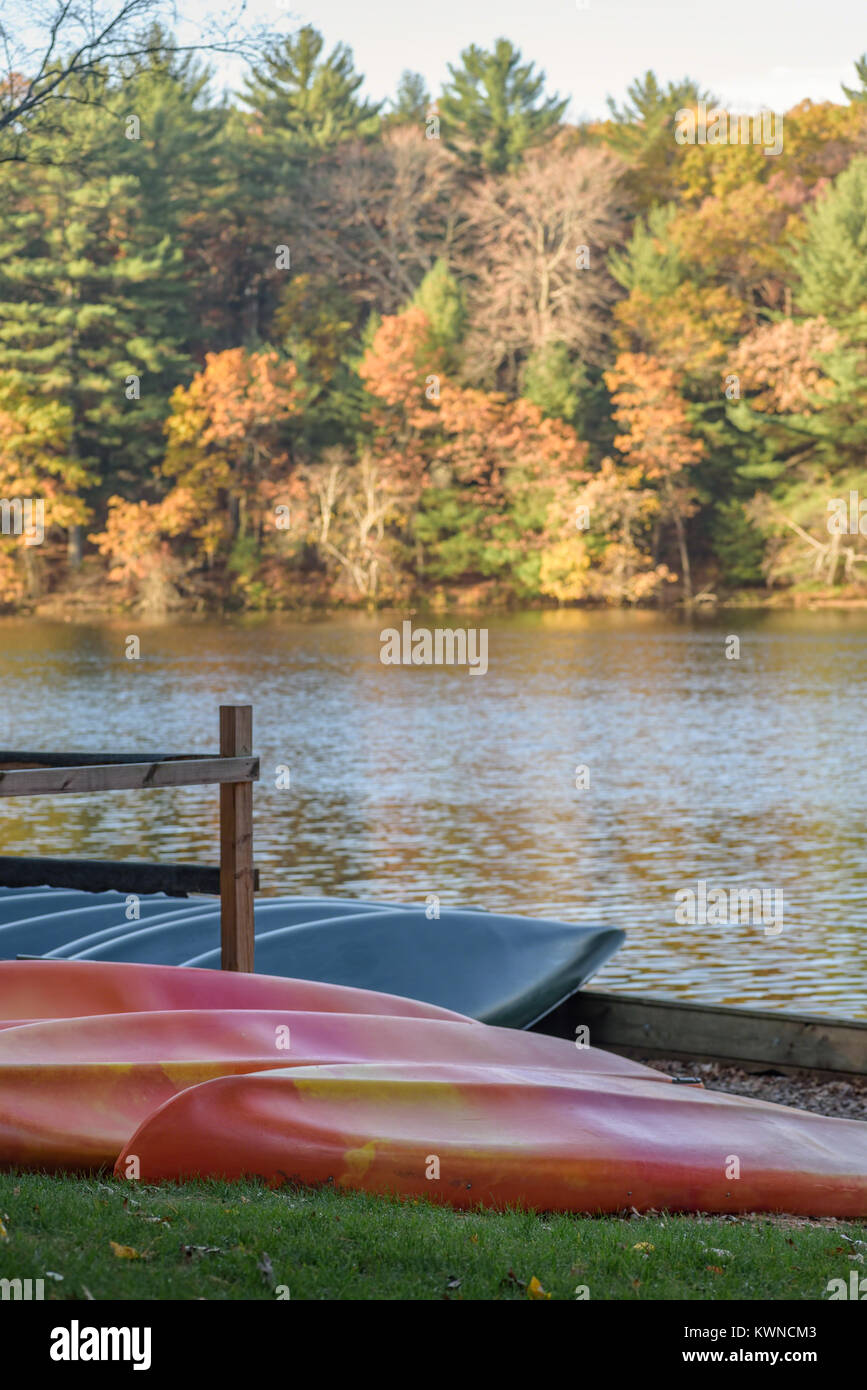 Noleggio canoe e kayak allineati lungo il Mirror Lake, nel Wisconsin in autunno Foto Stock