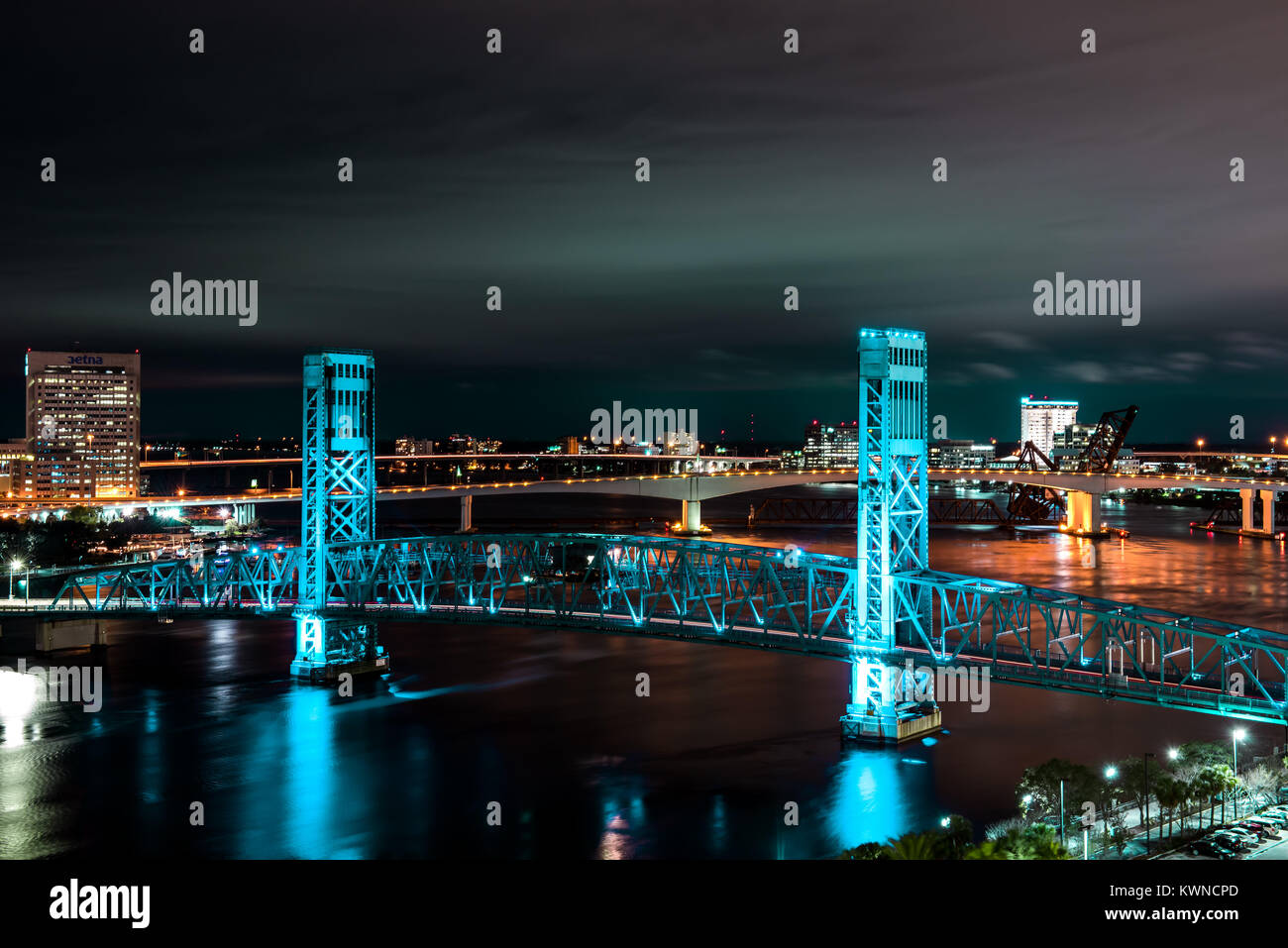 Jacksonville, Florida skyline con ponte di notte. Foto Stock
