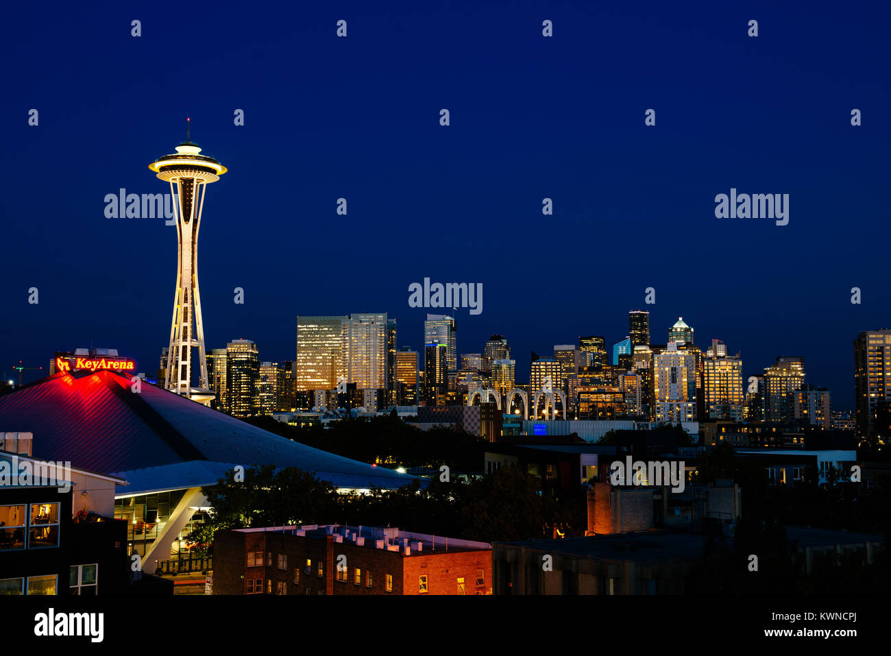 Skyline colorato di Seattle, Washington con l'ago. Fotografia notturna dello skyline della città. Foto Stock