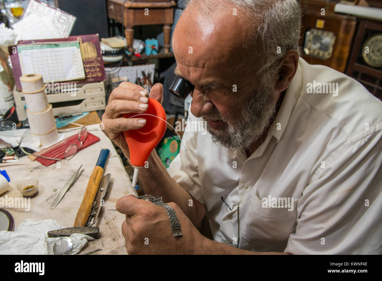 Il vecchio uomo che lavora in riparazione orologi shop Foto Stock