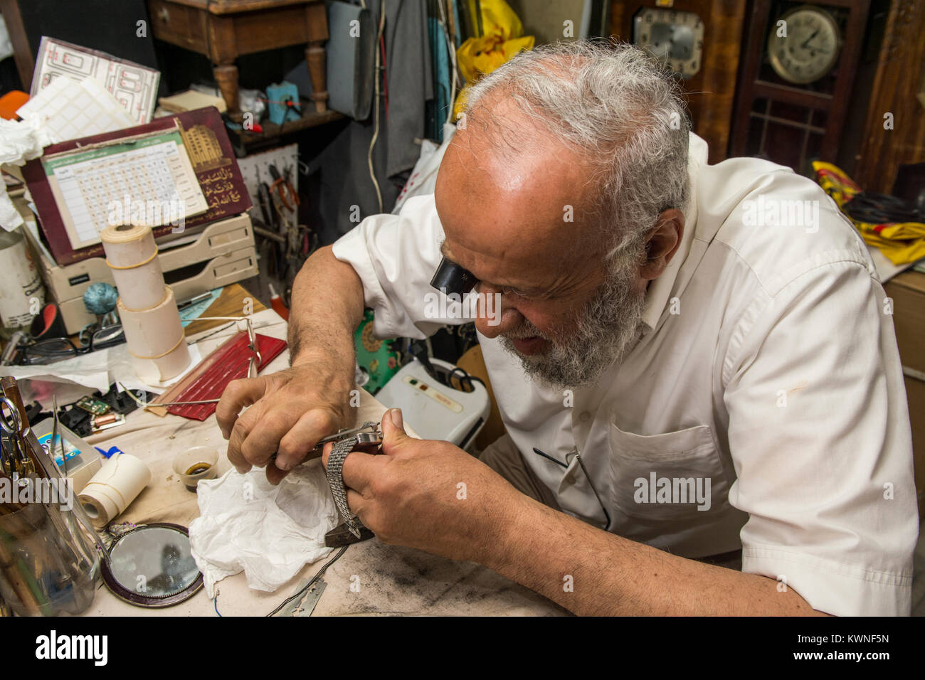 Il vecchio uomo che lavora in riparazione orologi shop Foto Stock