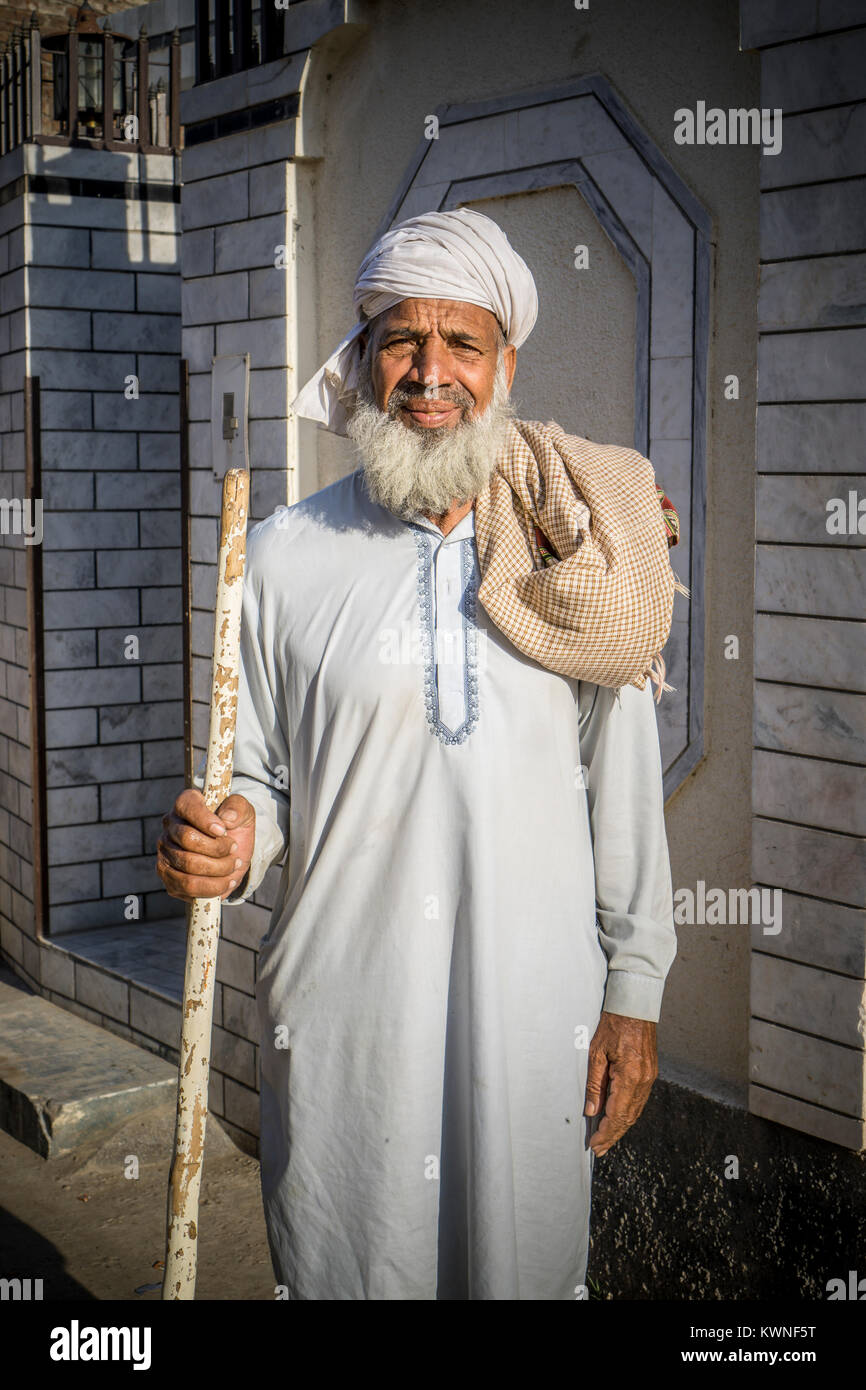 Ritratto di un vecchio uomo pakistano all'aperto Foto Stock