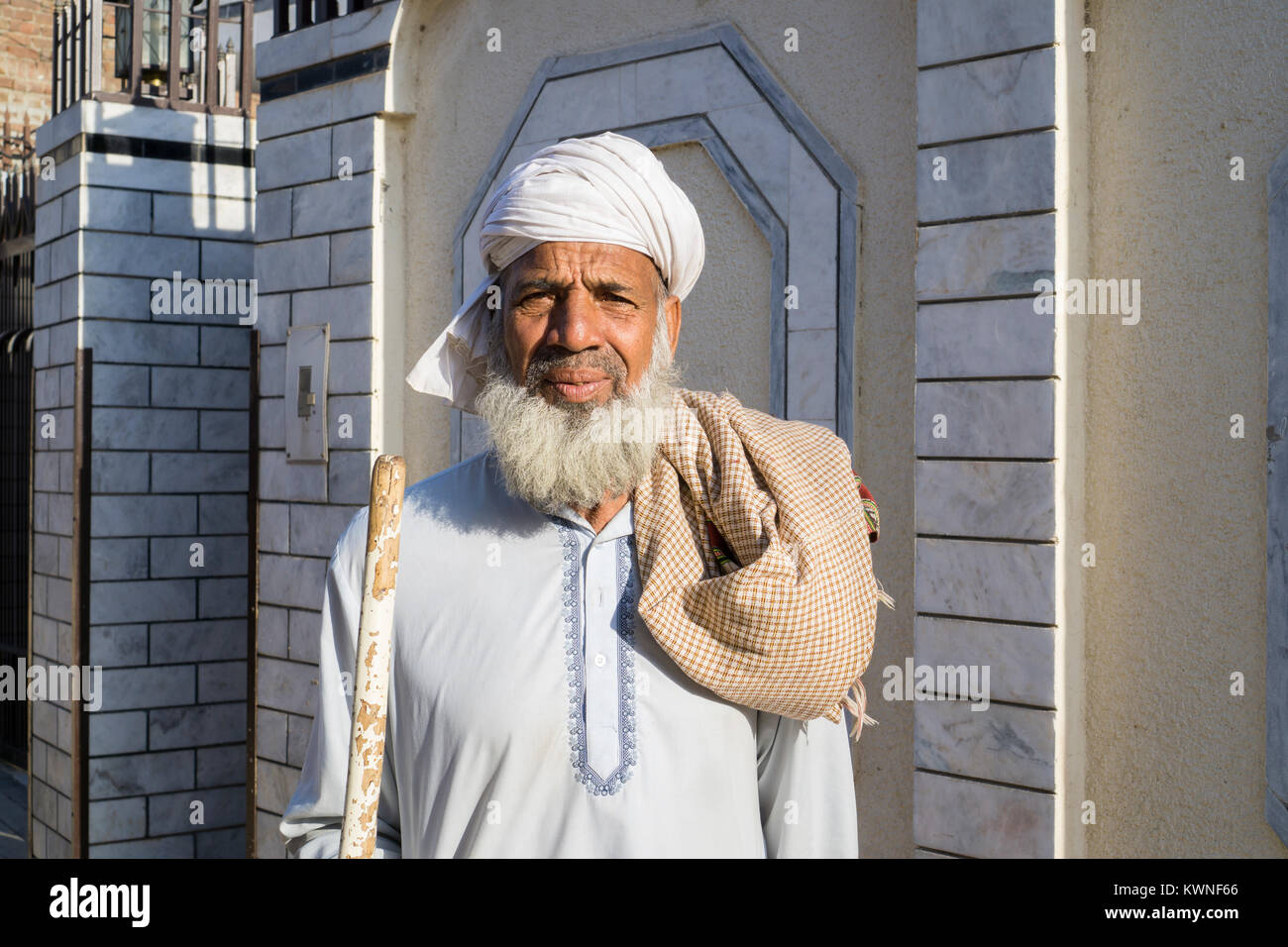Ritratto di un vecchio uomo pakistano all'aperto Foto Stock